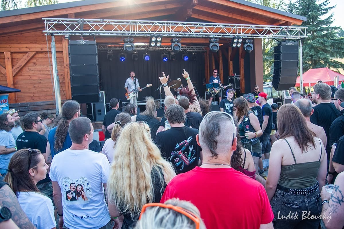Punk Fest v autokempu Hnačov